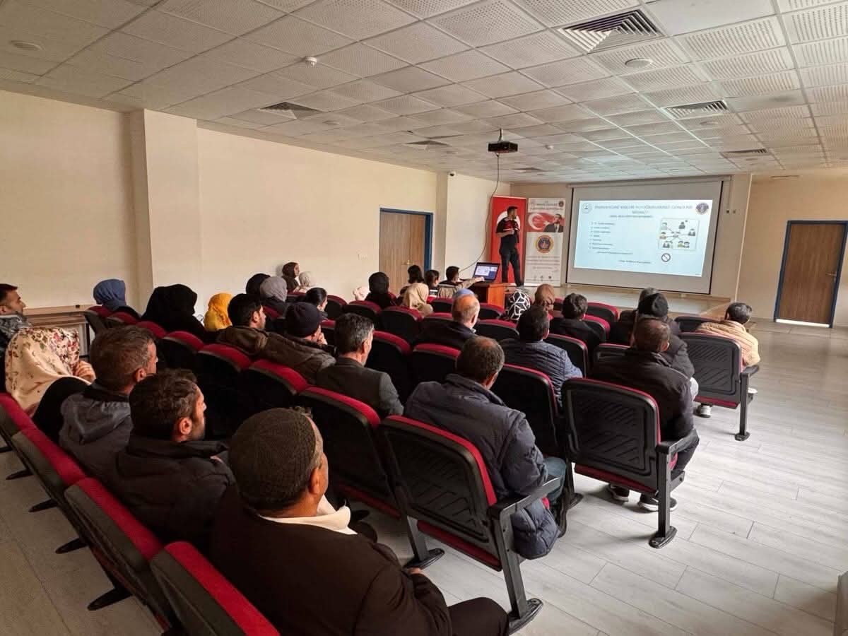 Bingöl’de öğrenci ve velilere şiddetle mücadele eğitimi
?v=1