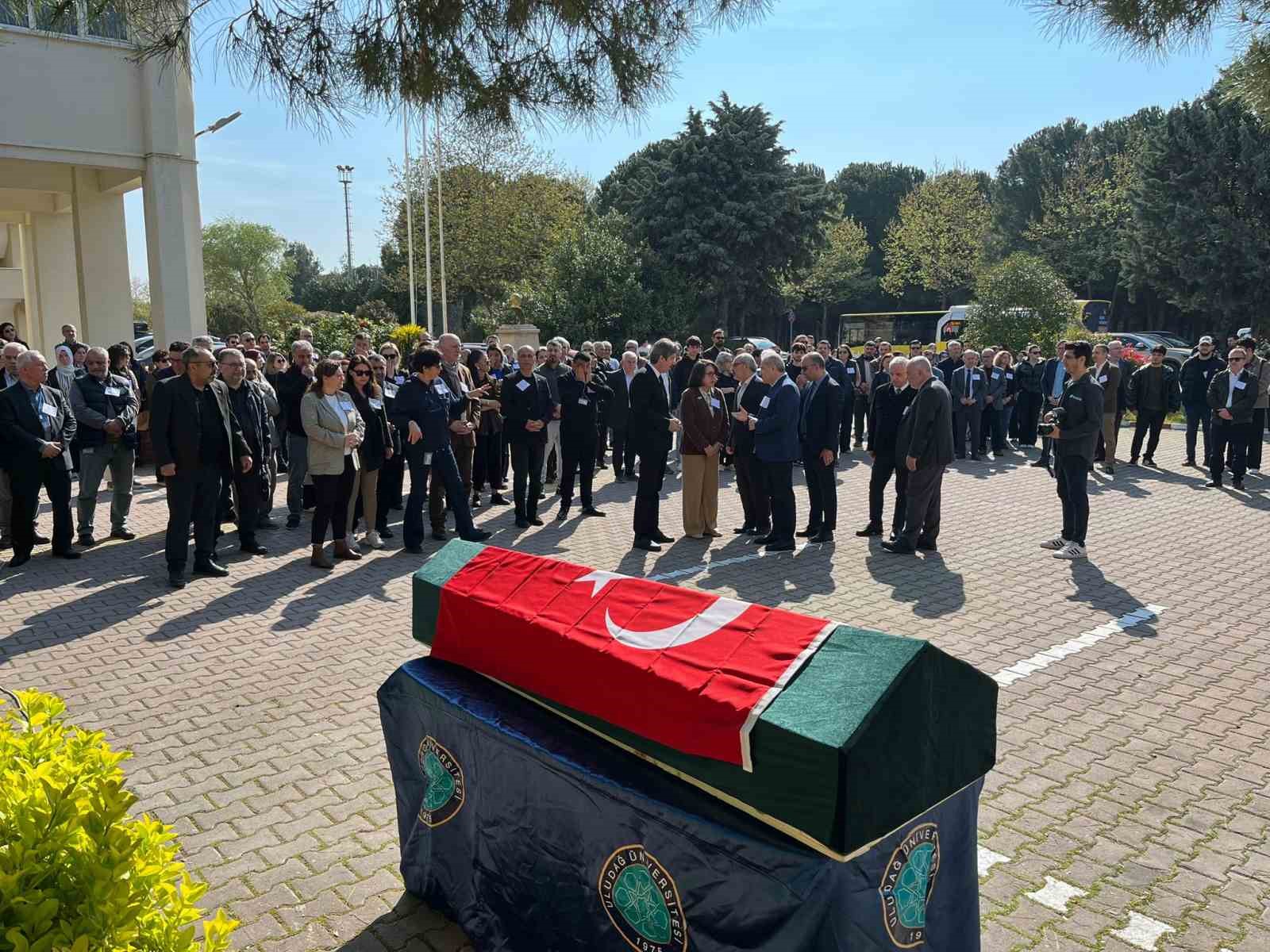Akademisyen Doğan Yavaş, fakültesi önünden dualarla uğurlandı
?v=1