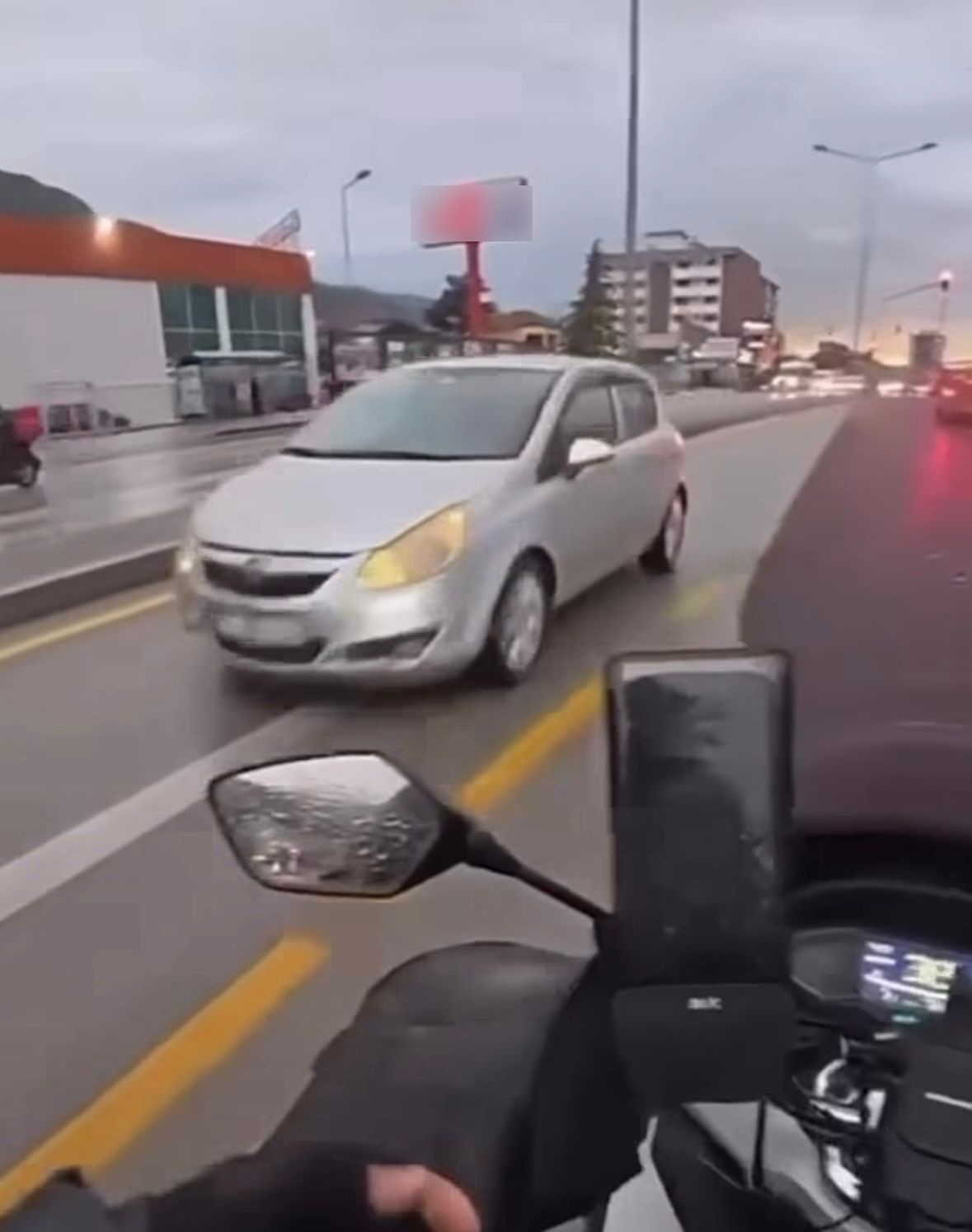 Ters yönde ilerleyen sürücü trafiği birbirine kattı
?v=1