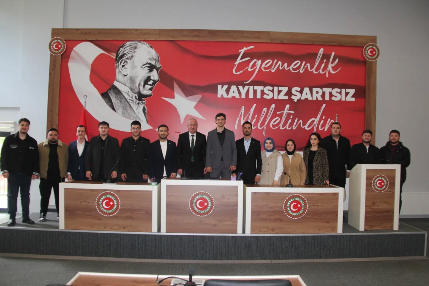Necdet Karaveli, AK Parti İl Gençlik Kolları yönetimini ağırladı
?v=1