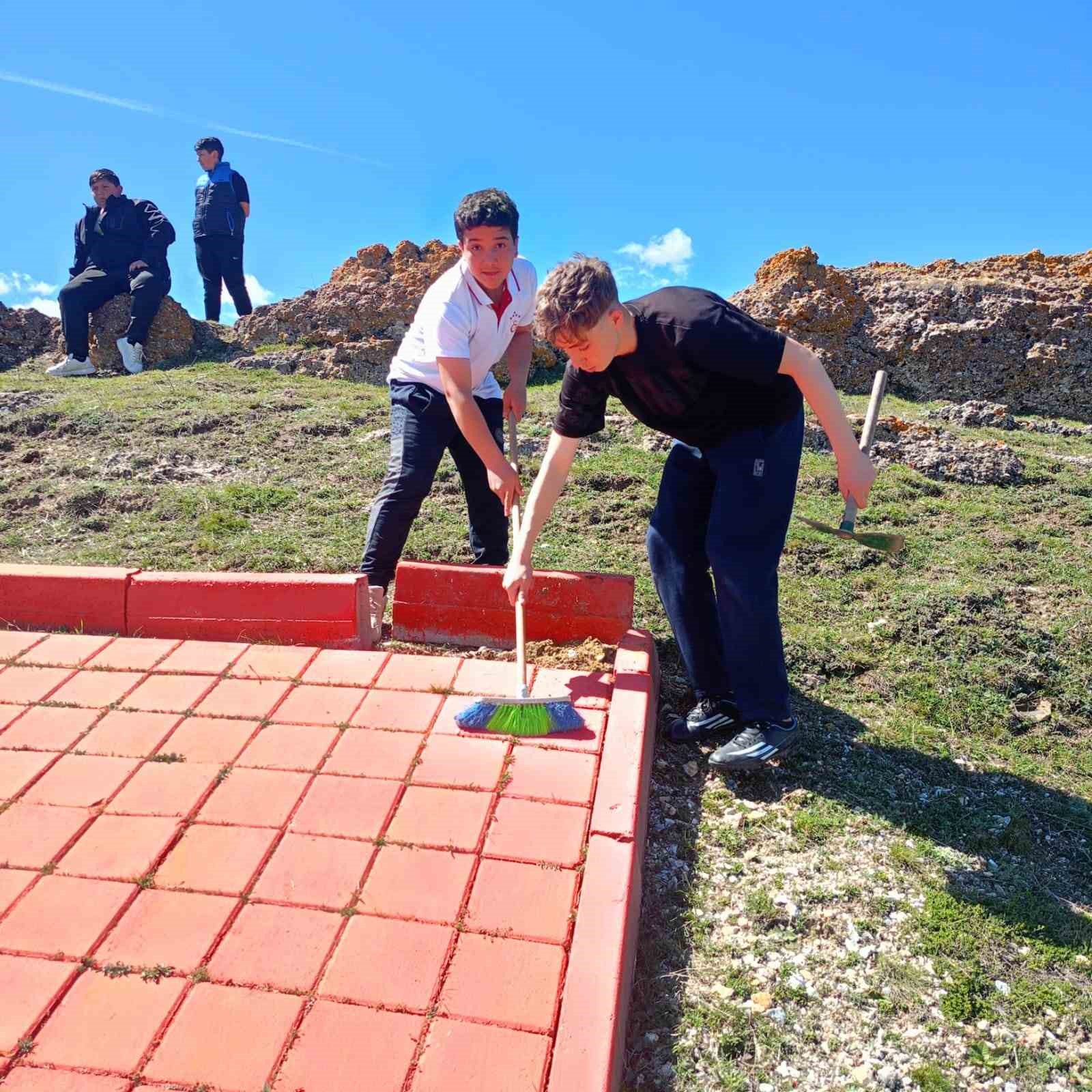 Seyitömer Ortaokulu öğrencilerinden anlamlı 23 Nisan davranışı
?v=1