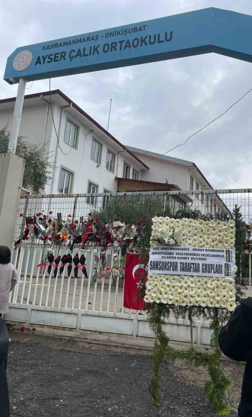 Samsunspor Taraftar Grupları, Ayser Çalık Ortaokulu’na çelenk bıraktı
?v=1