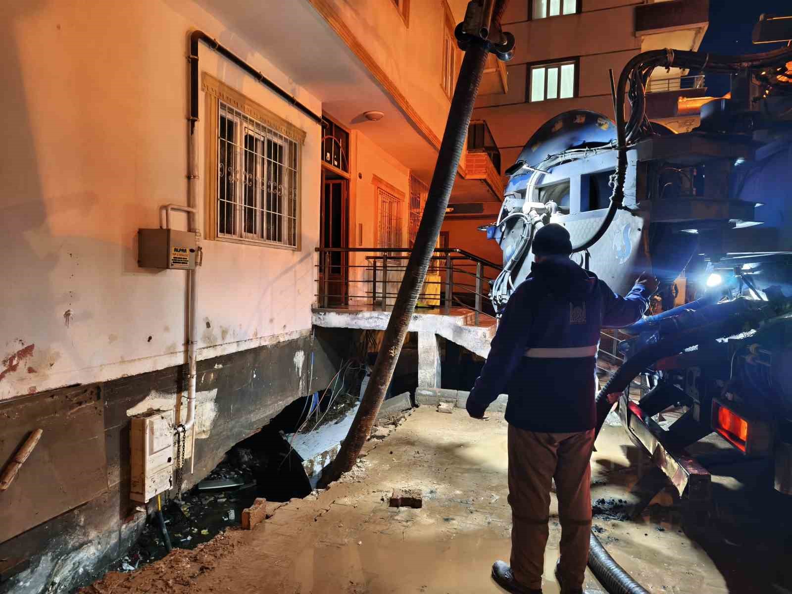 Mardin Büyükşehir Belediyesi ve MARSU’dan sel seferberliği
?v=1