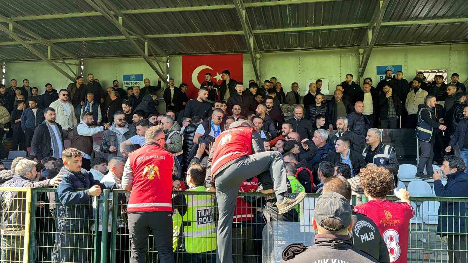 Trabzon 1. Amatör Küme Play-Off maçı sonrası tribünde kavga
?v=1