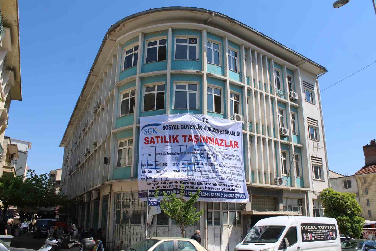 SGK’nın şehir merkezindeki tescilli binası ilan panosuna döndü
?v=1