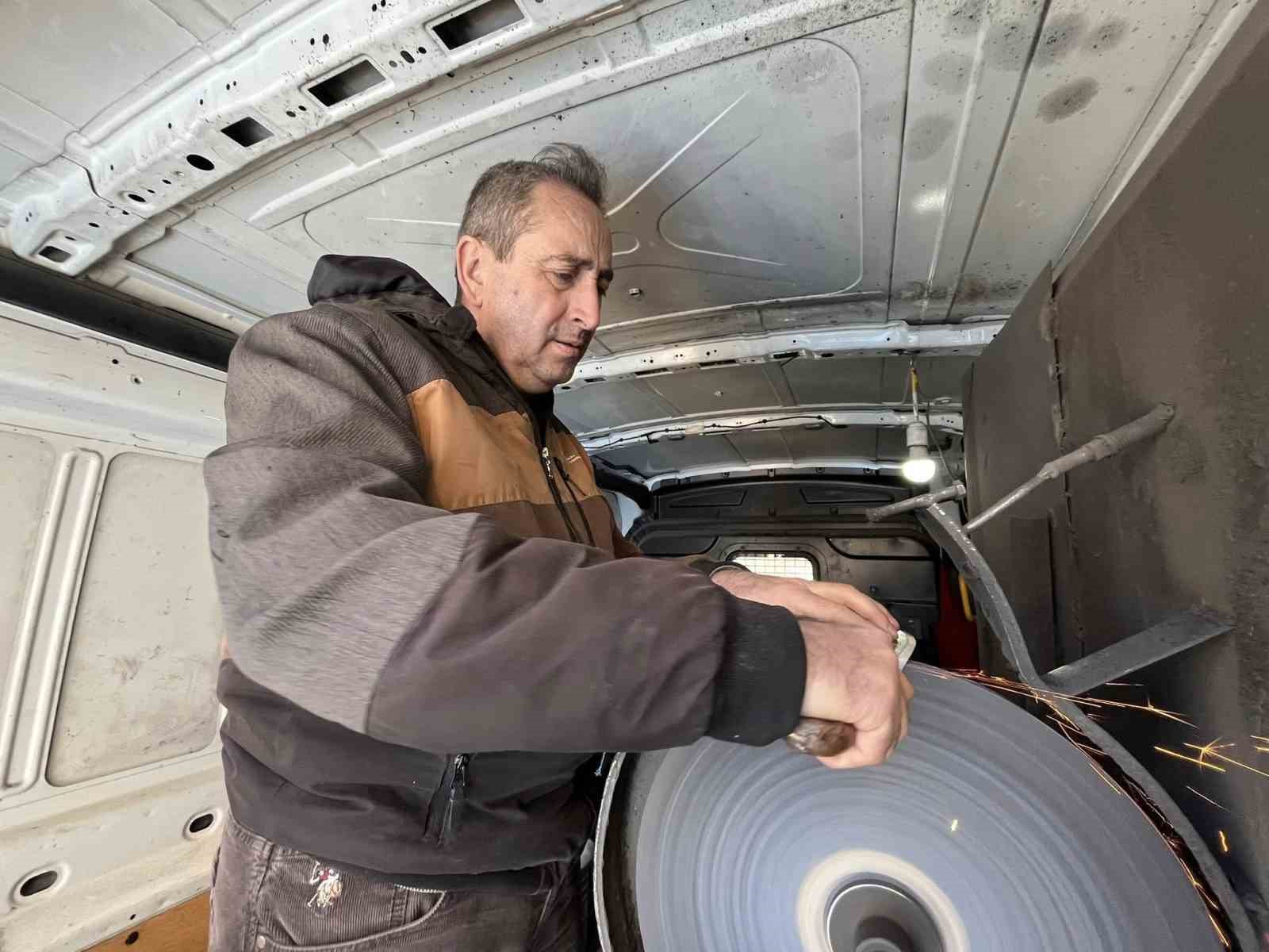 Arabası atölyesi oldu: Bıçakçı 35 yıldır Trakya’da bıçak biliyor
?v=1