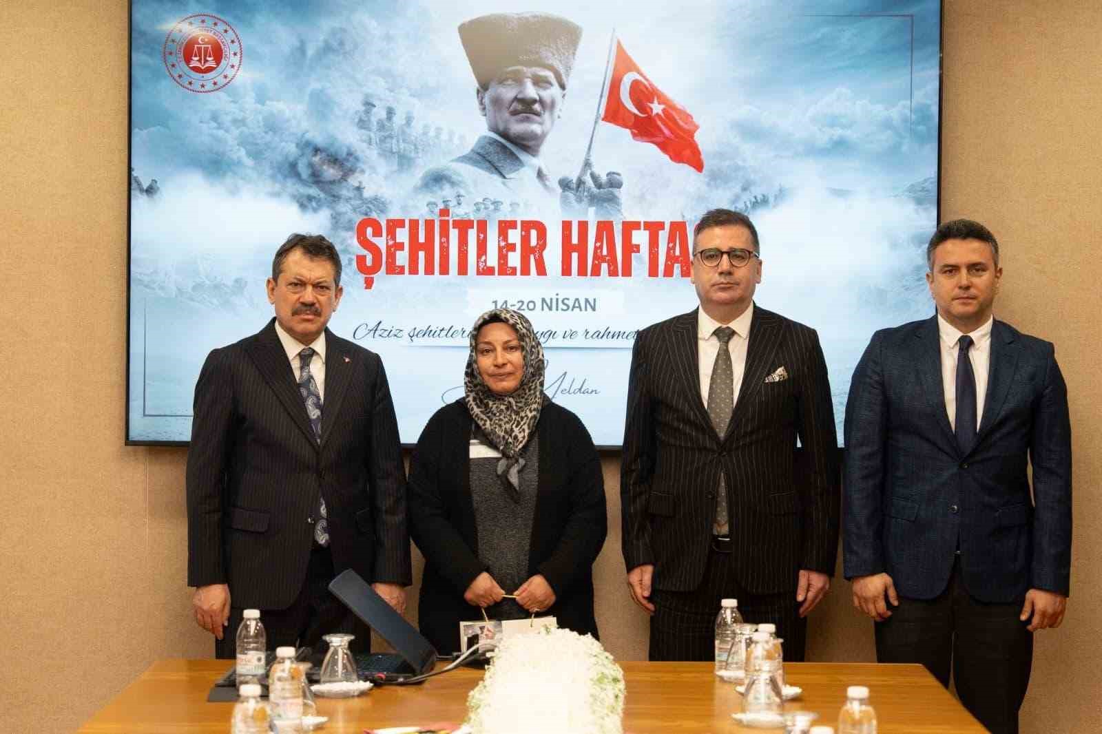 İzmir Adliyesi’nde şehit yakınları unutulmadı
?v=1