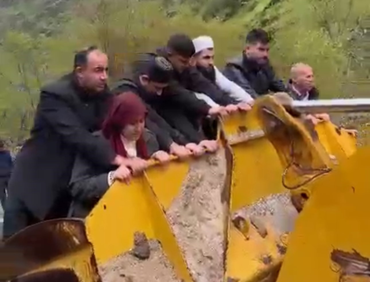 Sel yol vermeyince cenaze iş makinesiyle taşındı
?v=1