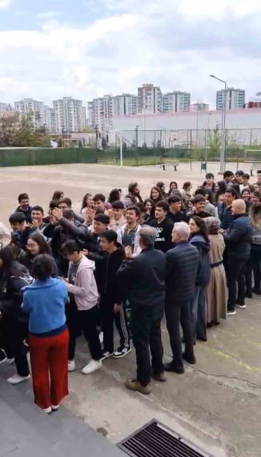 Diyarbakır’da öğrenciler, öğretmenlerini çiçeklerle karşılayıp sarıldı
?v=1