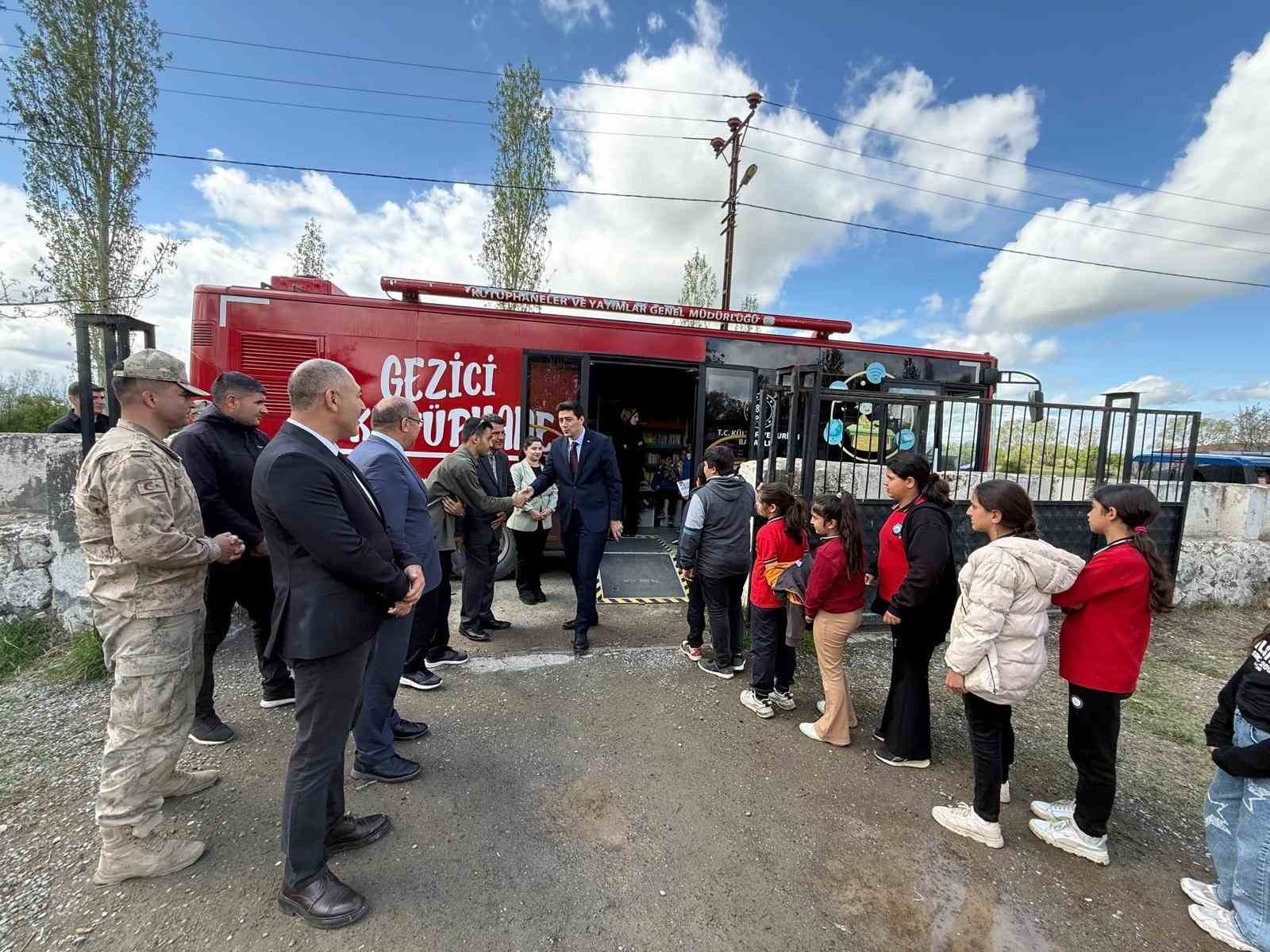 Iğdır’ın Cennetabat köyünde gezici kütüphane öğrencilerle buluştu
?v=1