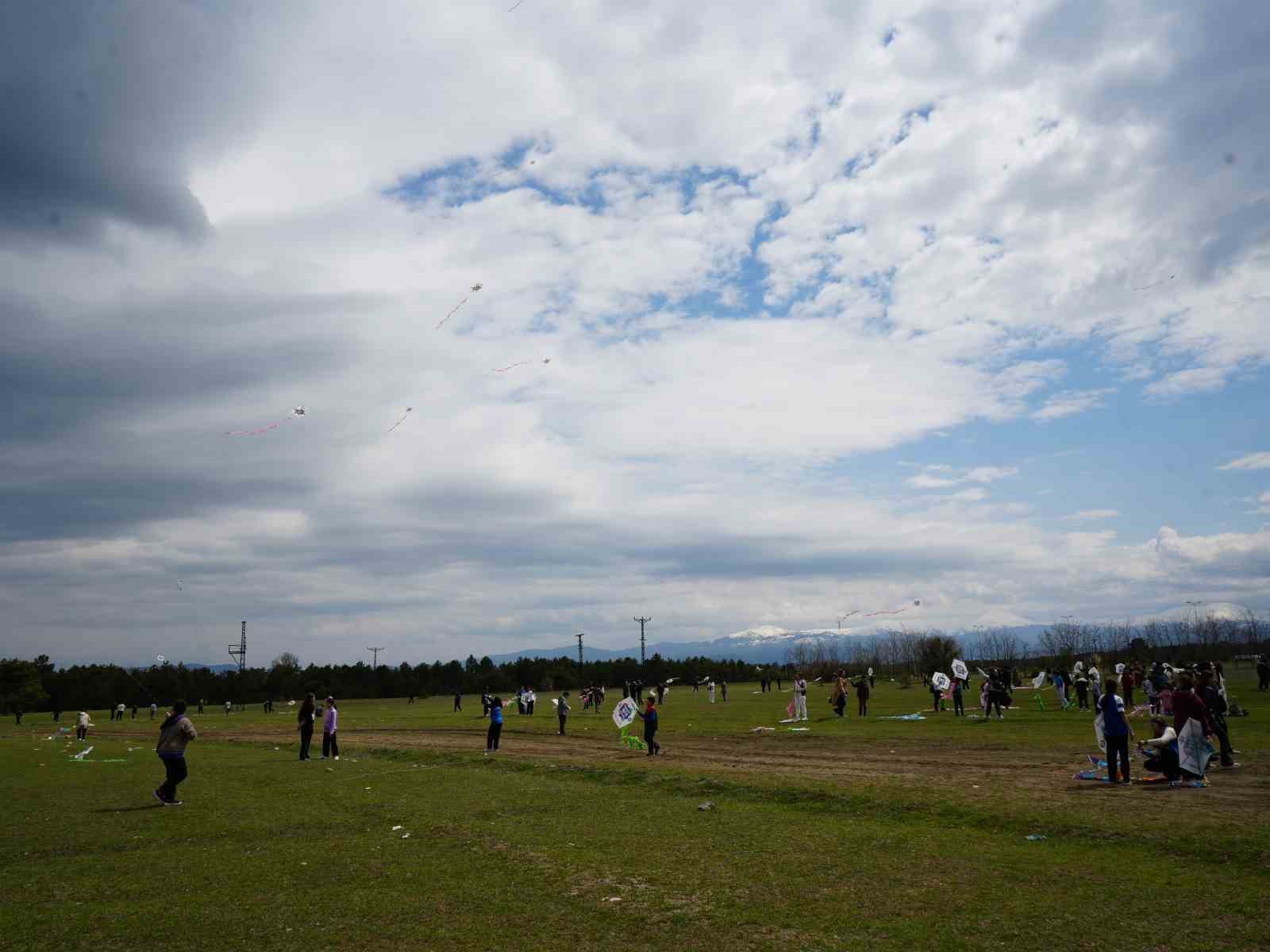 Kastamonu’da 23 Nisan çocukları, uçurtma uçurarak gönüllerince eğlendi
?v=1