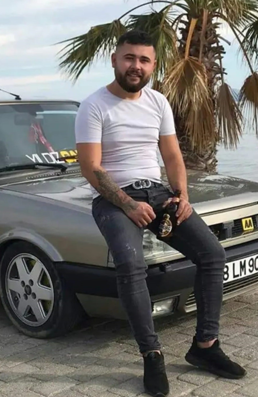 Virajı alamayıp minibüsle çarpışan sürücü hayatını kaybetti
?v=1