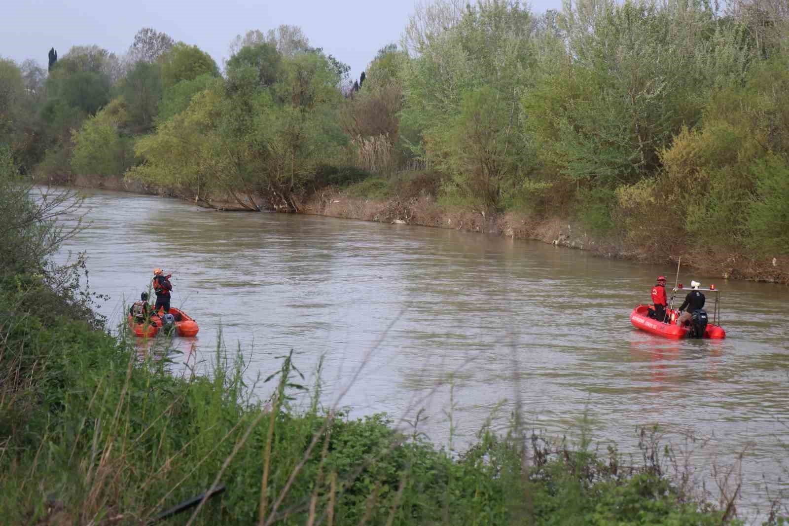 Sakarya Nehri’ne düşen çocuğu arama çalışmaları havadan görüntülendi
?v=1