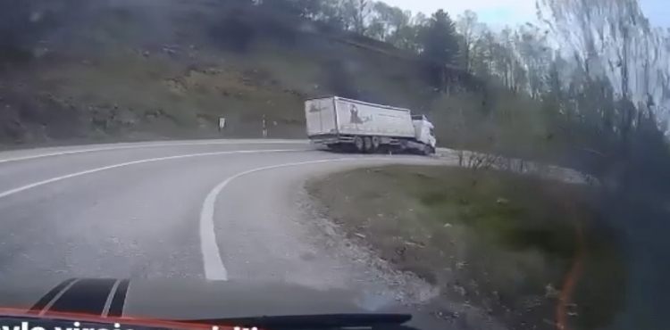 Virajı alamayan tır devrildi, sürücü yaralandı: Kaza anı kamerada?v=1