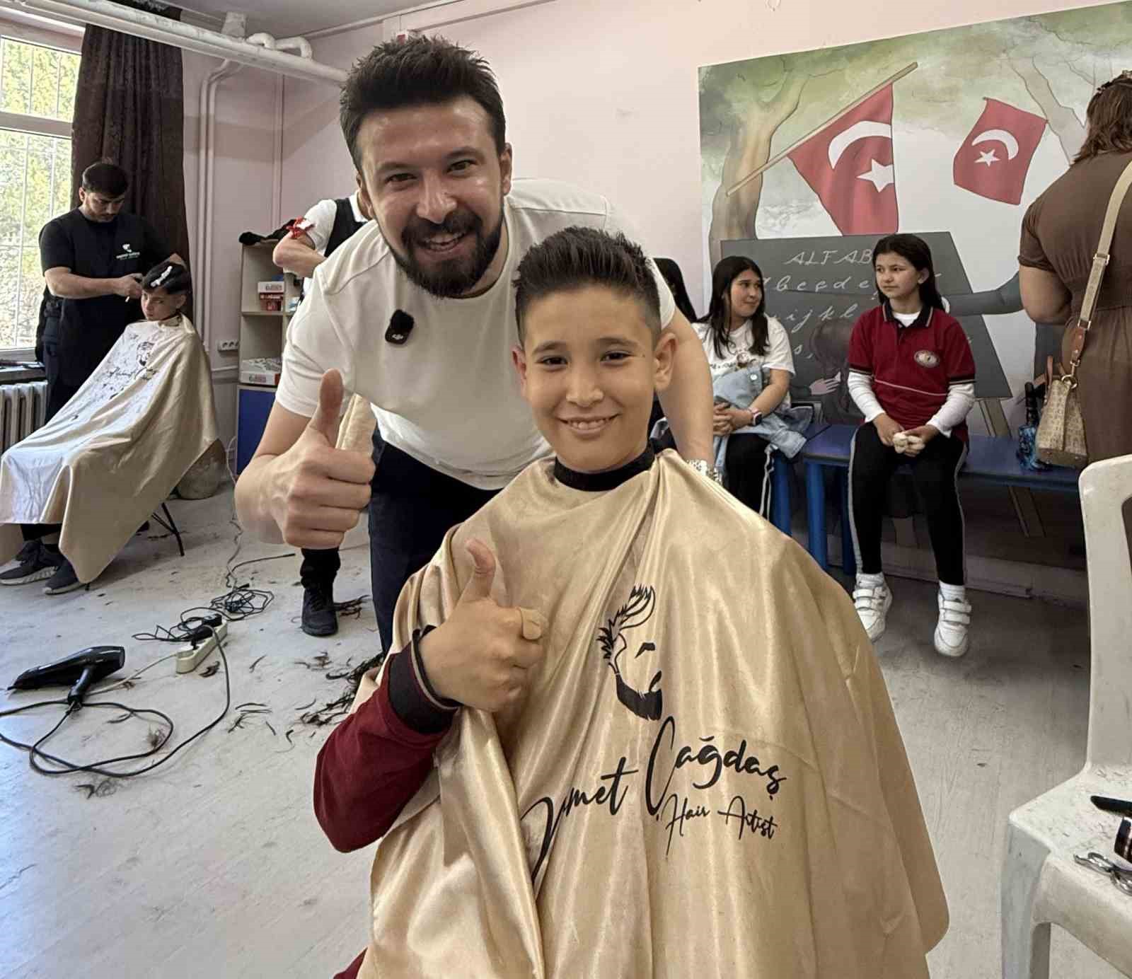 Öğrencilerin yüzü gülsün diye iş yerinin kapısına kilit vurdu
?v=1