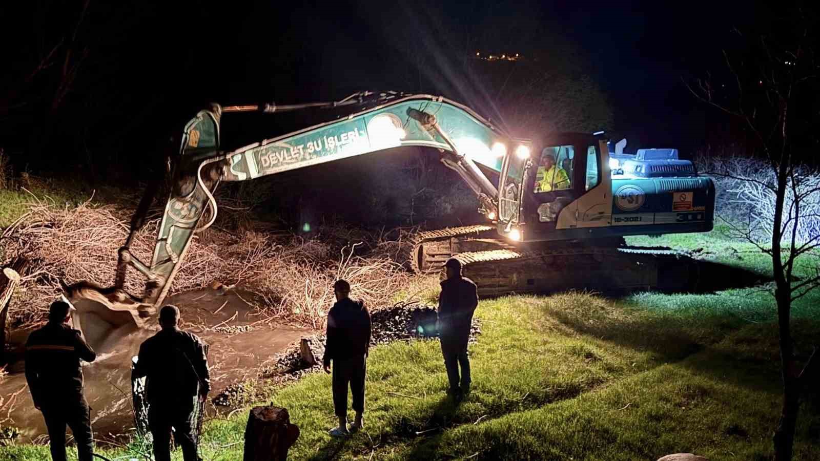 Çardaklı Deresi’nde taşkın kontrol altına alındı
