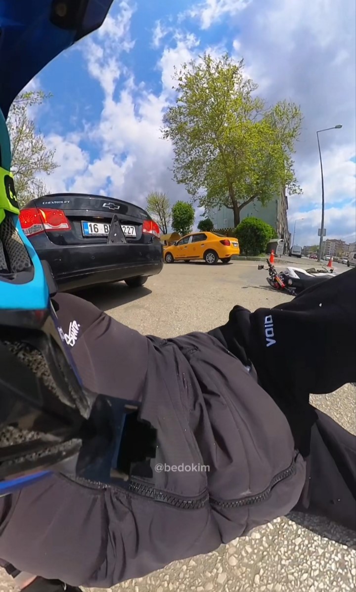Motosiklet otomobile çarptı... O anlar kask kamerasına yansıdı
?v=1