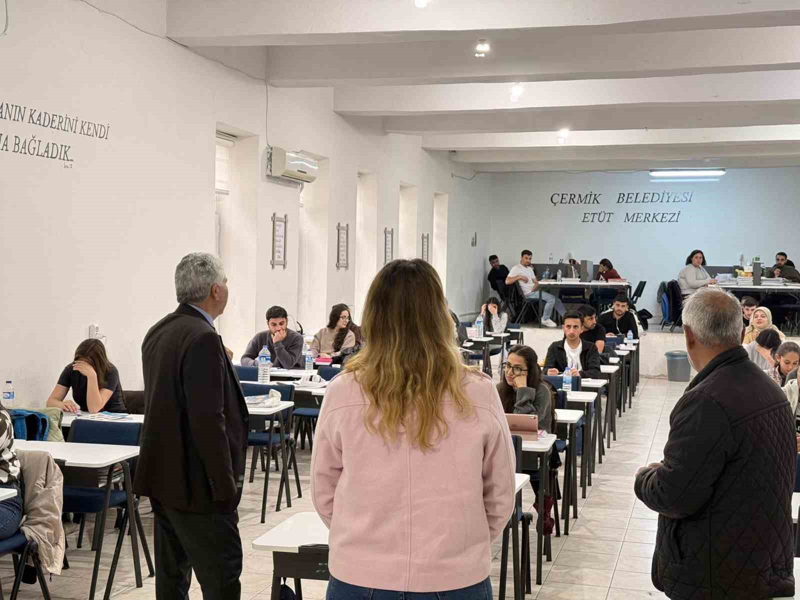 Başkan Karamehmetoğlu gençlerle bir araya geldi
?v=1