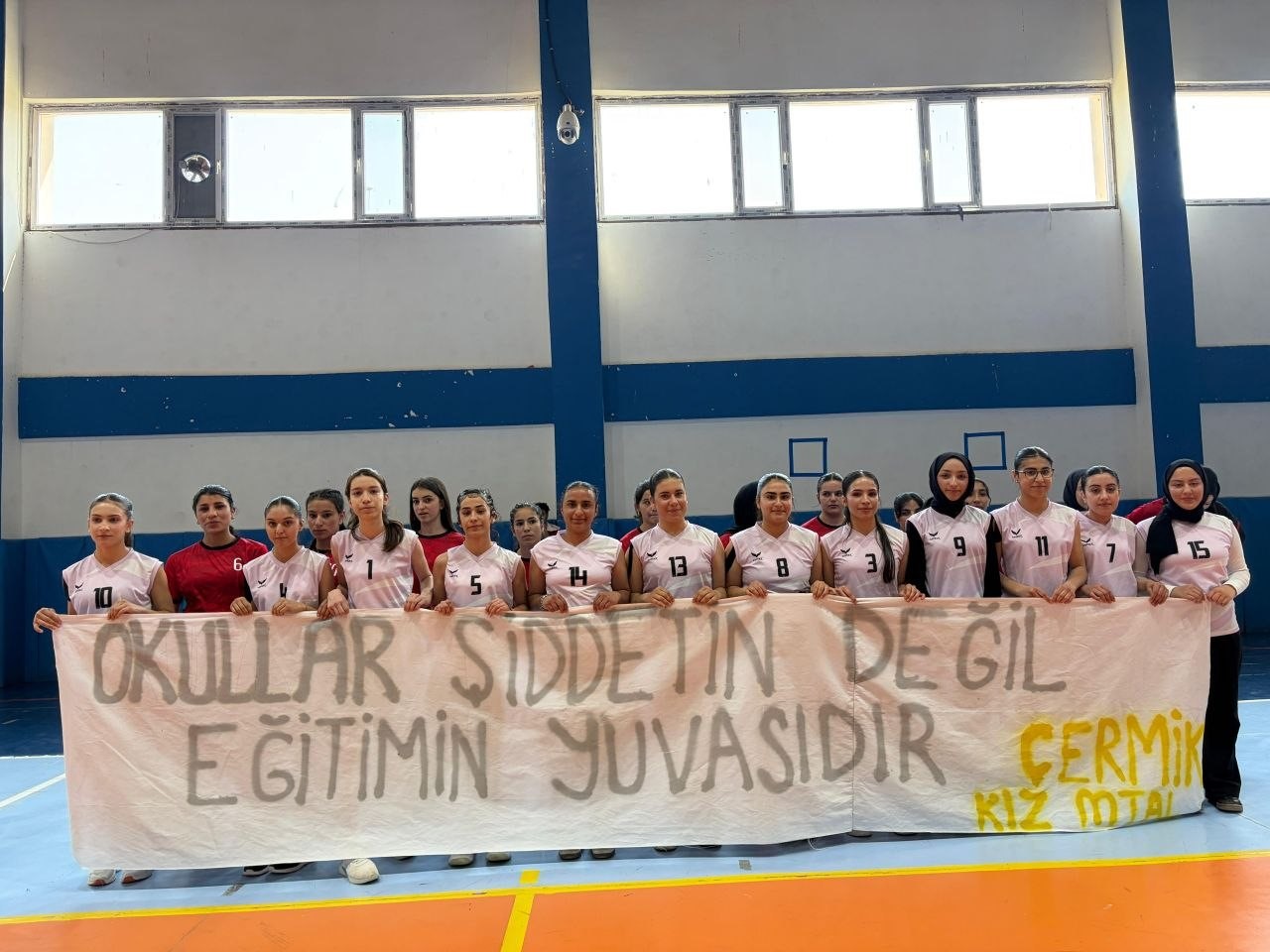 Diyarbakır’da öğrencilerin açtığı pankart duygulandırdı
?v=1