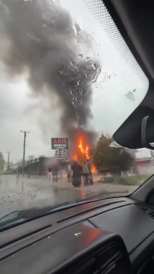 İş yeri alevlere teslim oldu
?v=1