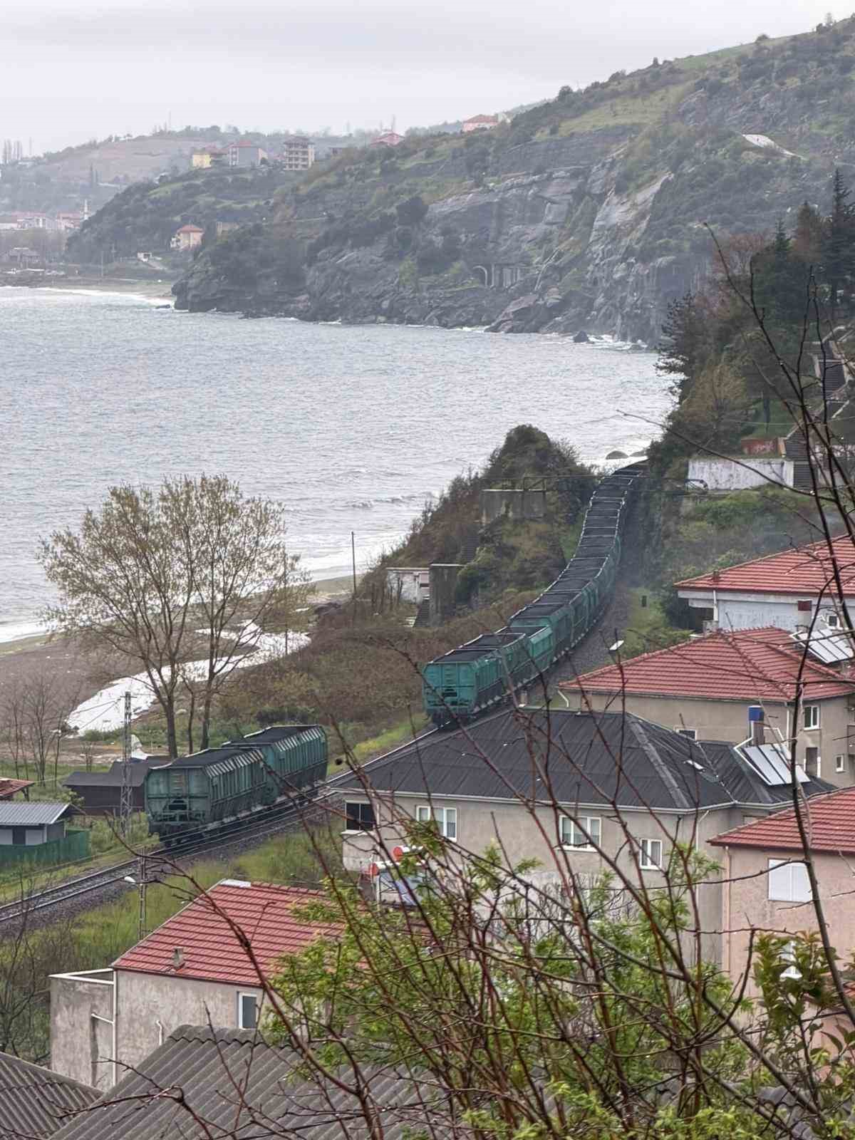 Zonguldak’ta yük treninin vagonları ayrıldı, seferler aksadı
?v=1