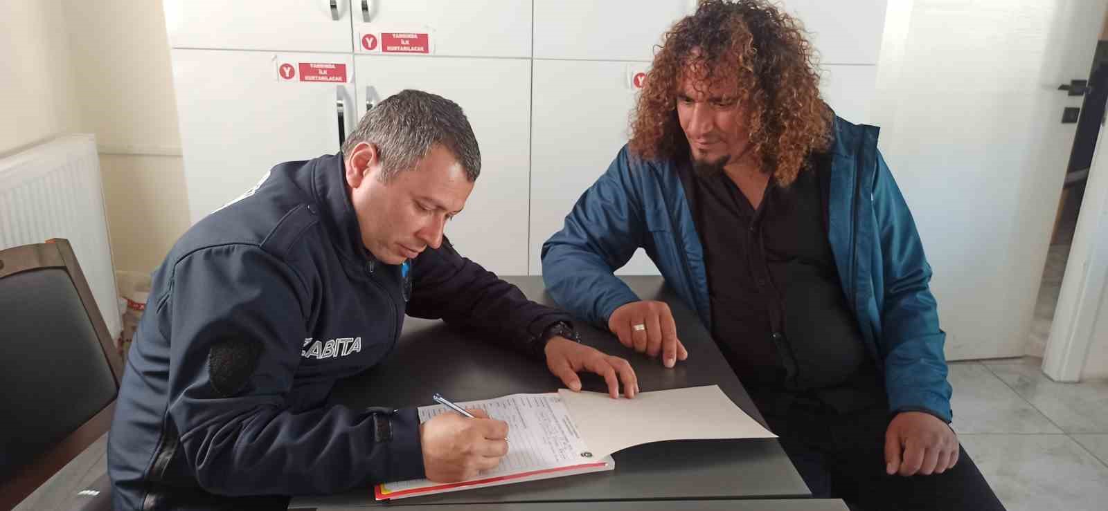 Müzisyen ATM’de unutulan 13 bin 100 lirayı zabıtaya teslim etti
?v=1