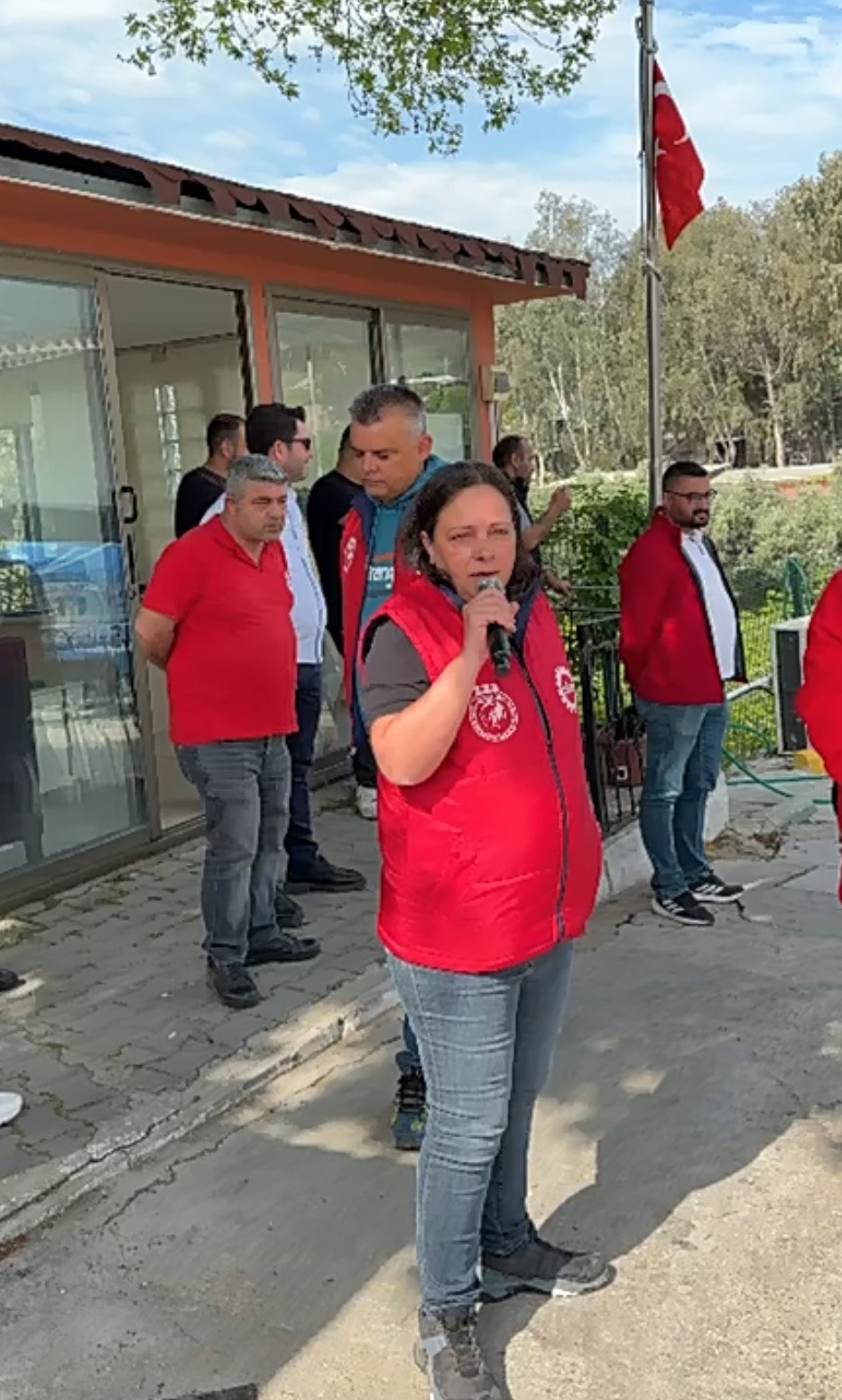 Maaş alamayan Karşıyaka Belediyesi işçilerinden Başkan İşçimenler’e tepki
?v=1