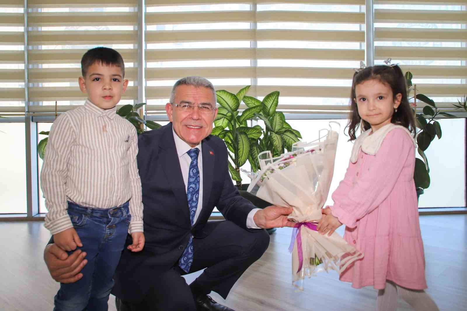 Başkan Güler, koltuğunu minik öğrencilere devretti
?v=1