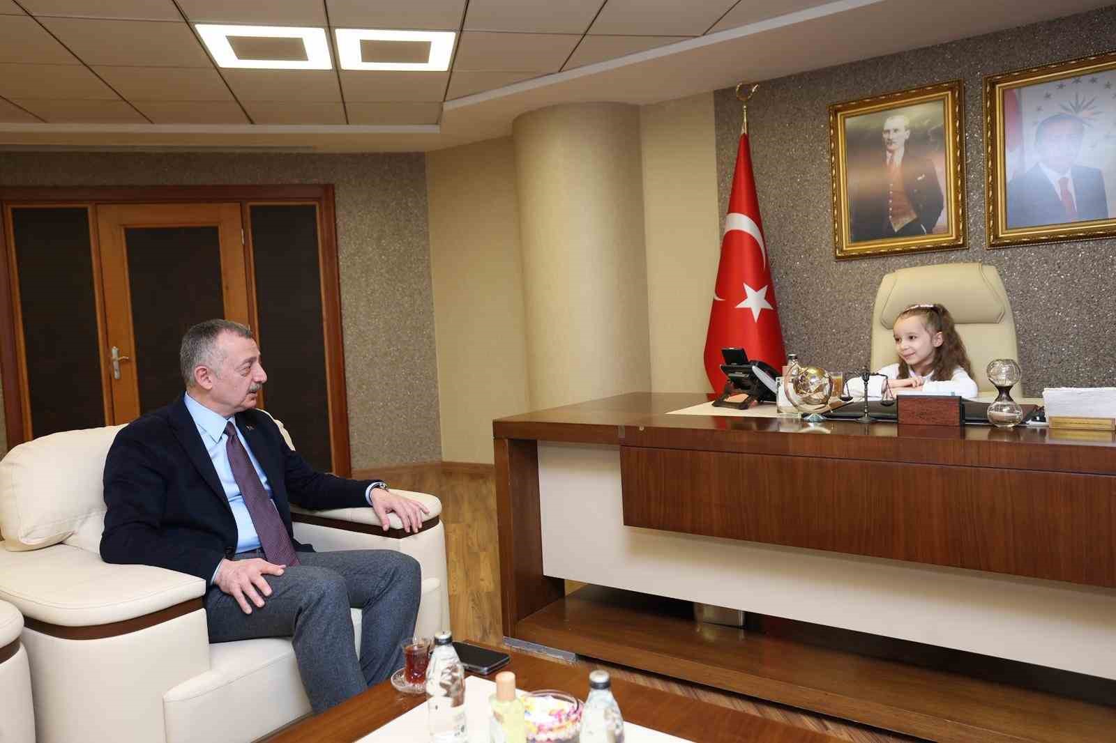 Koltuğu devralan minik başkan ilk talimatlarını verdi
?v=1