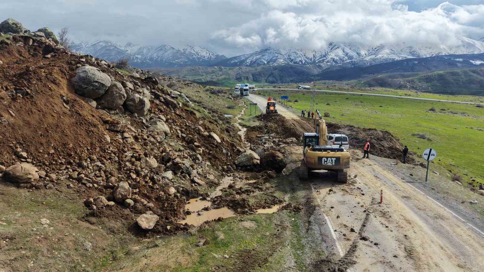 Muş’ta kara yolu çöktü
?v=1