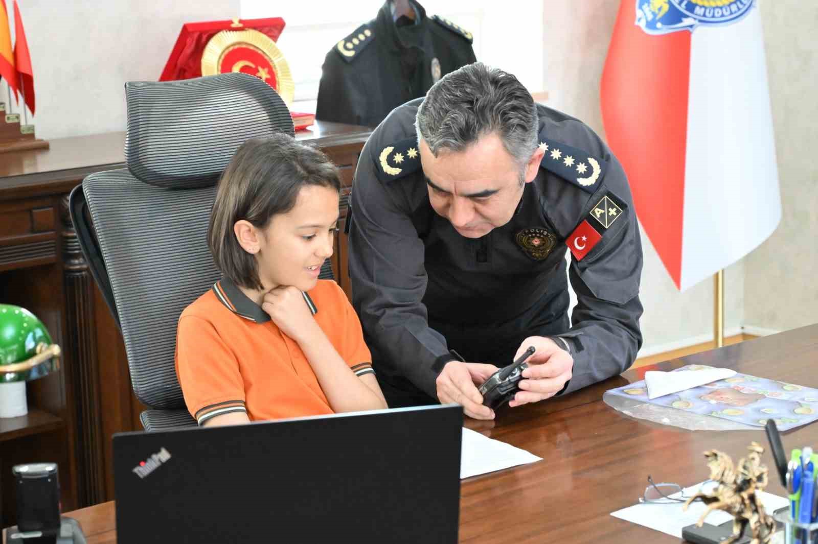 Kars’ta 23 Nisan coşkusu: İlkokul öğrencisi emniyet müdürü koltuğuna oturdu
?v=1