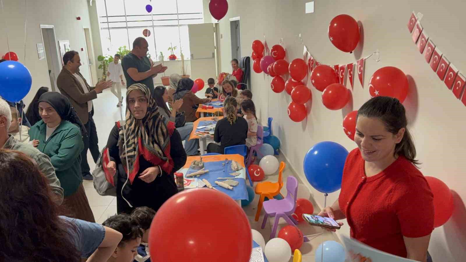 Hastanede tedavi gören çocuklara 23 Nisan sürprizi
?v=1