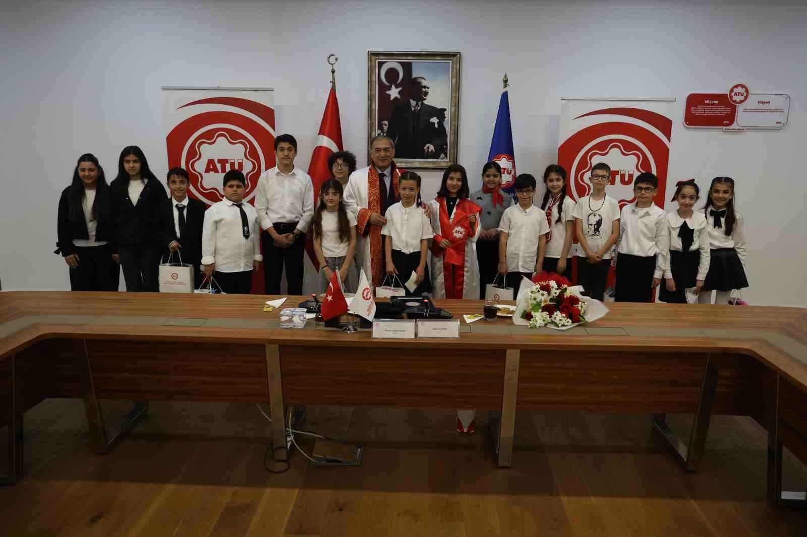 Üniversite senatosu 1 günlüğüne çocukların oldu
?v=1