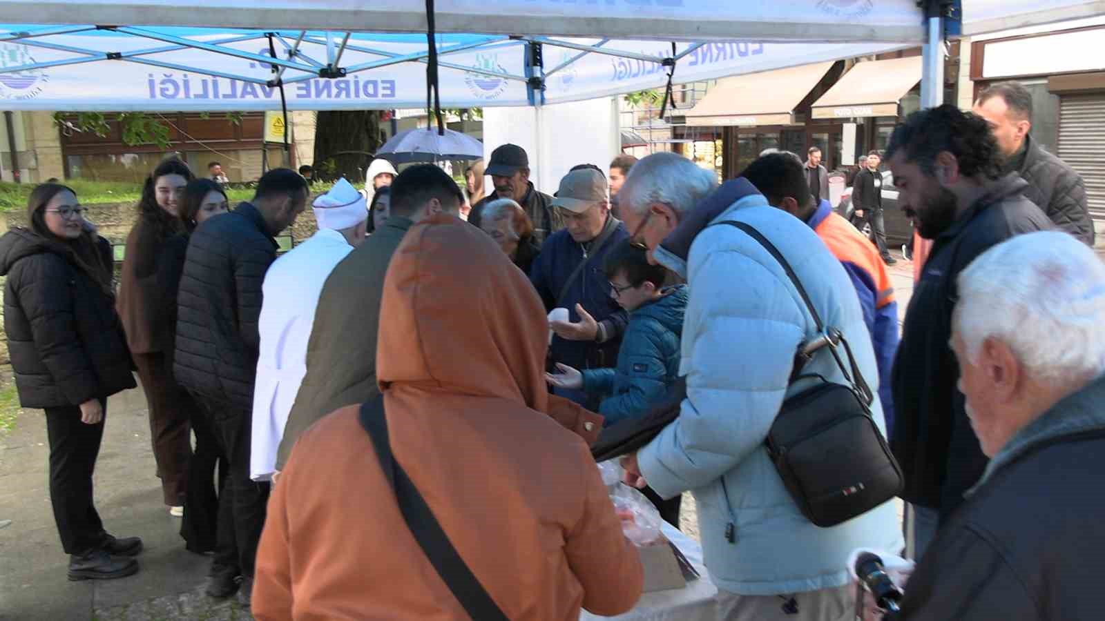 Edirne’de vatandaşlara 22 kilo Kakava kurabiyesi ikram edildi
?v=1