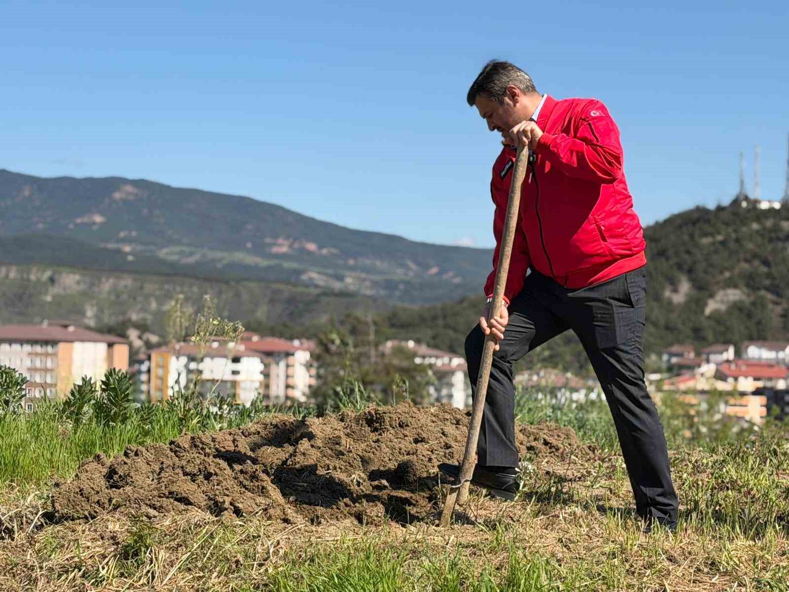 Başkan Çetinkaya bademin karşılığını emeğiyle ödedi
?v=1