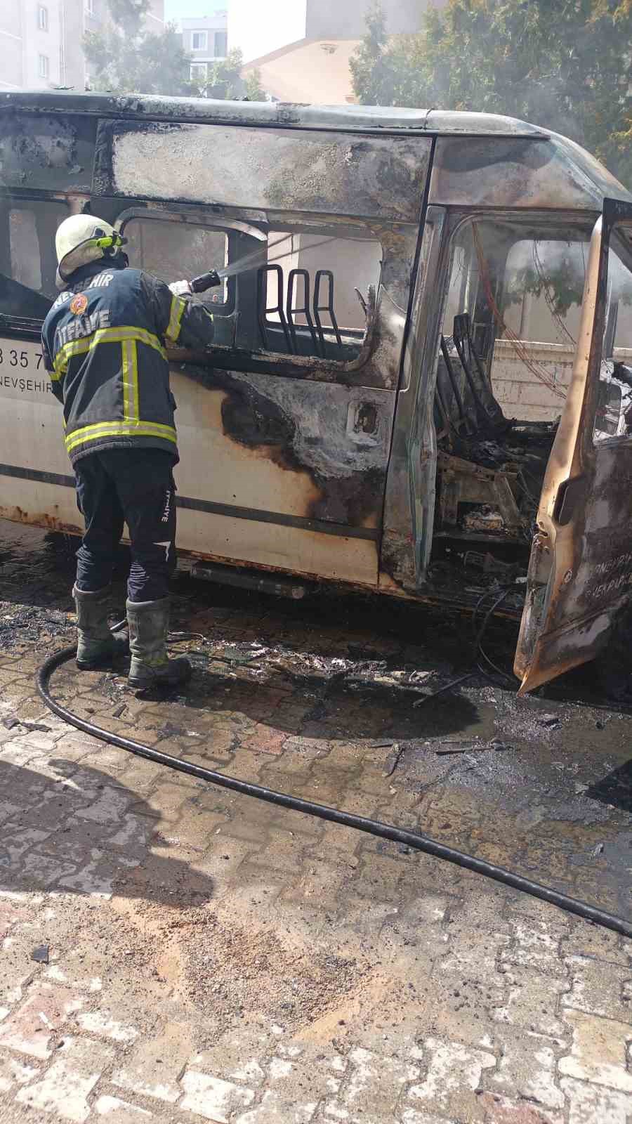 Nevşehir’de park halindeki minibüs alev alev yandı
?v=1