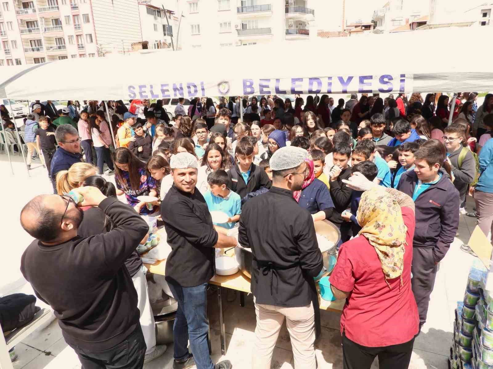 Şehit öğretmen ve öğrenciler için Selendi’de duygu dolu hayır
?v=1