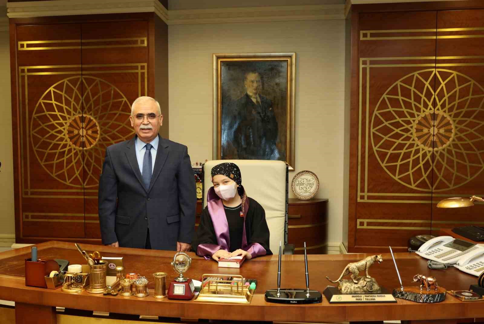 AYM Başkanı Özkaya, lösemi tedavisi gören çocukları misafir etti
?v=1