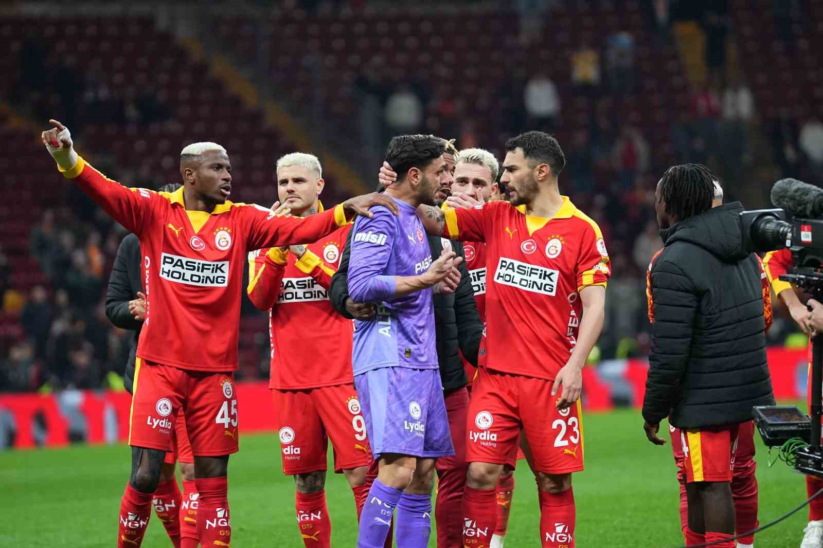 Galatasaraylı taraftarlardan Günay Güvenç’e destek
?v=1