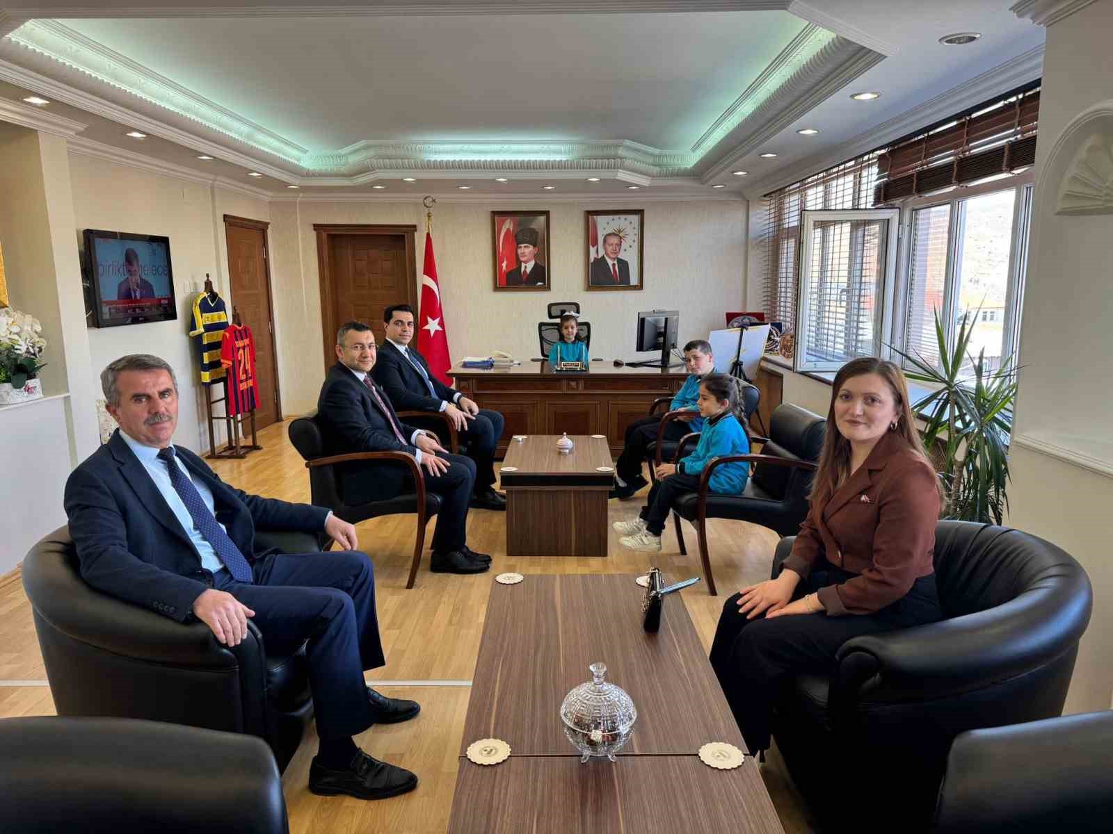 Kaymakam Tutay koltuğunu öğrencilere devretti
?v=1