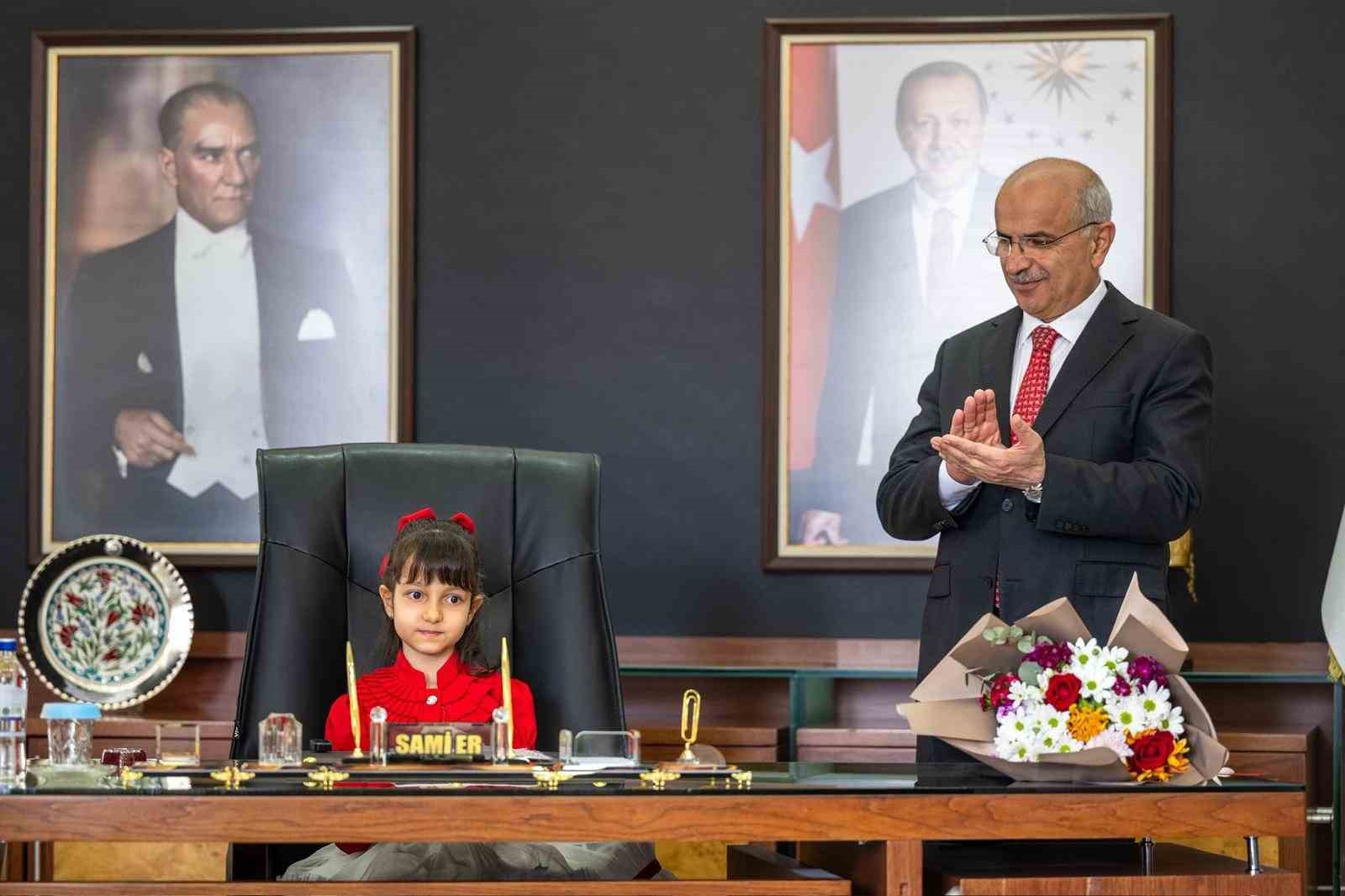 Malatya Büyükşehir Belediye Başkanı Sami Er, koltuğunu Ece Sayar’a devretti
?v=1