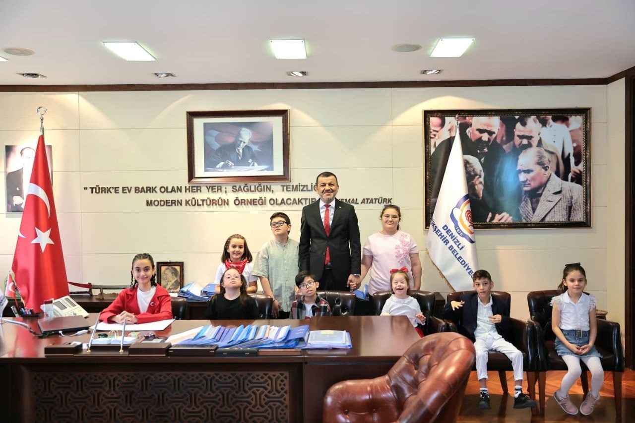 Başkan Çavuşoğlu koltuğunu çocuklara devretti
?v=1