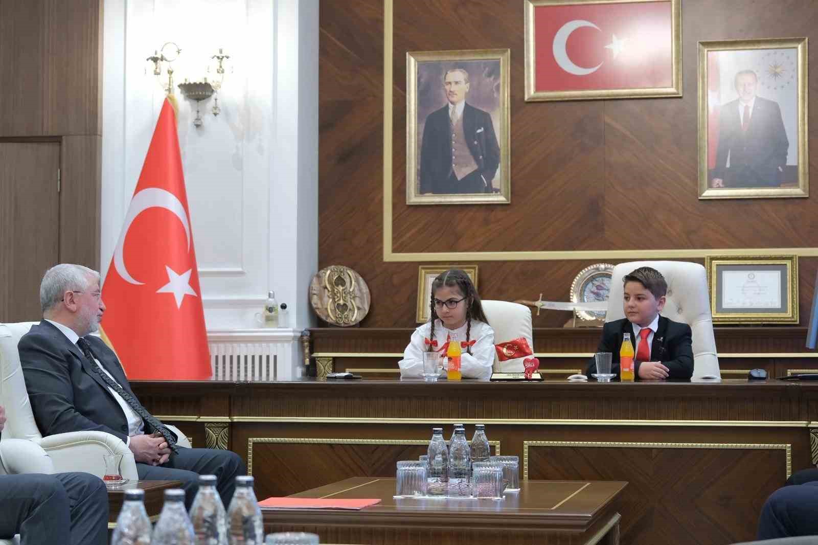 Başkan Aşgın koltuğu çocuklara emanet etti
?v=1