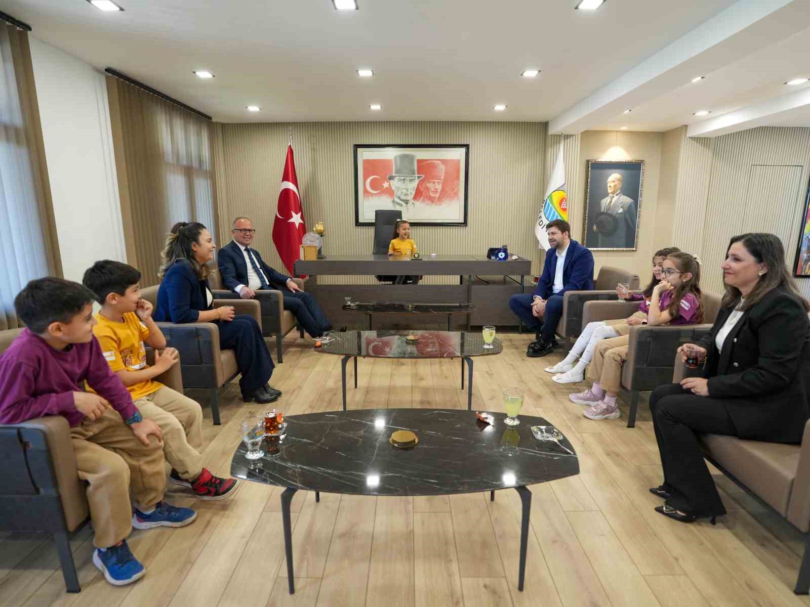 Başkan Boltaç koltuğunu devretti, çocuklar taleplerini sıraladı
?v=1