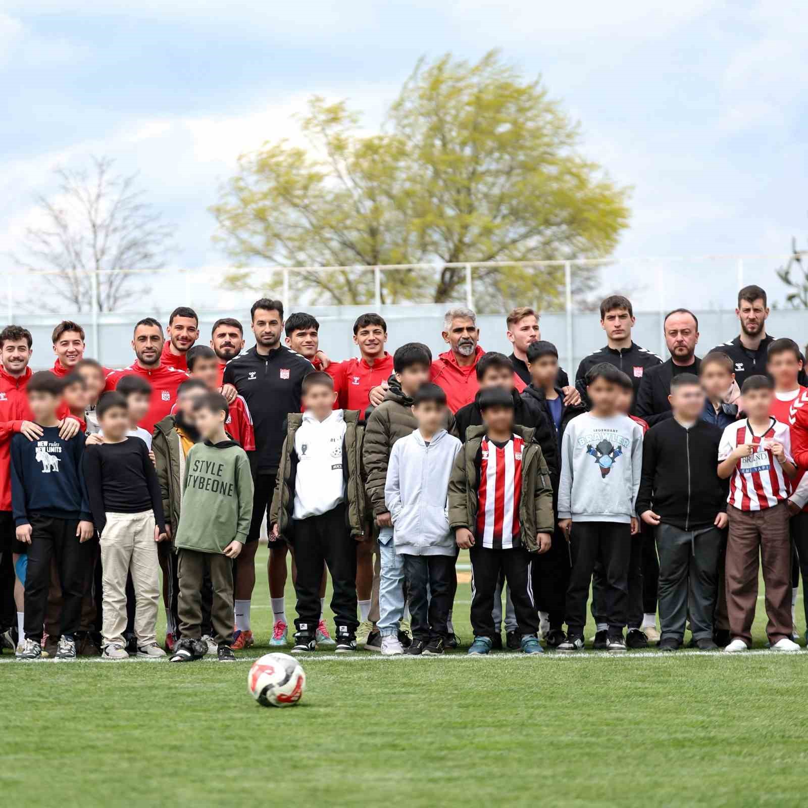 Sivasspor’dan çocuklara 23 Nisan etkinliği
?v=1
