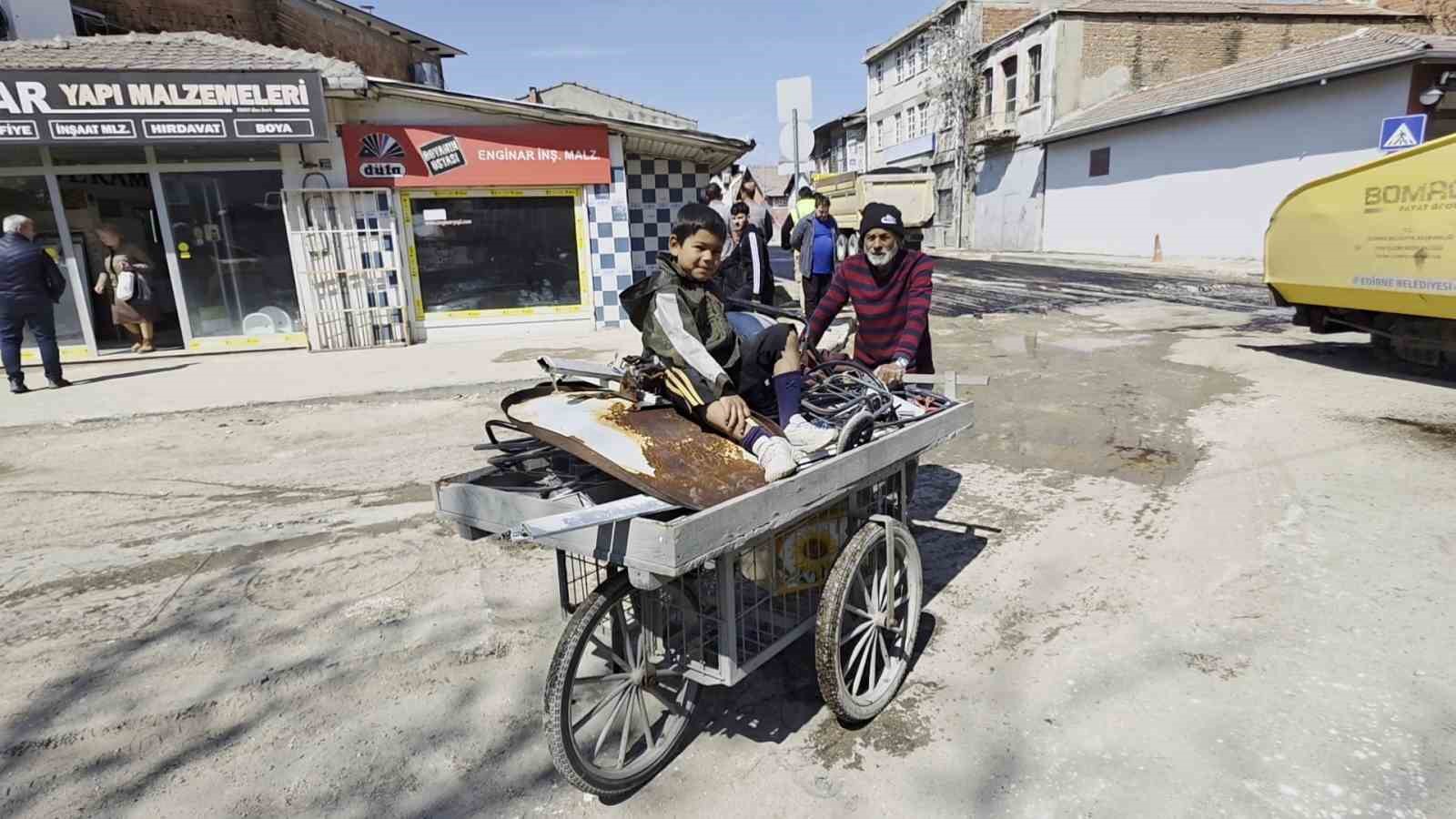 Edirne’de 23 Nisan’da farklı bir gün: Biri eğlendi biri çalıştı
?v=1