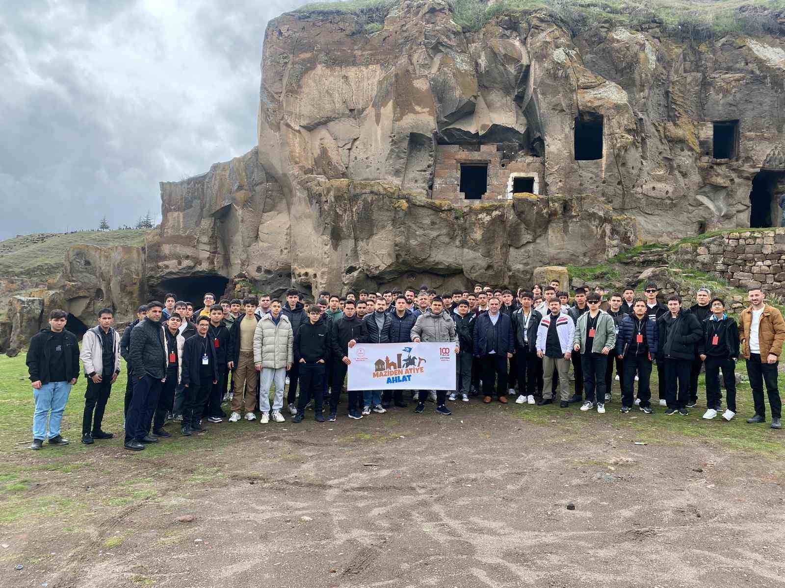 ‘Maziden Atiye Ahlat’ programı gençleri tarihle buluşturuyor
?v=1