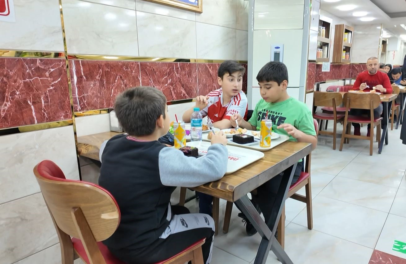 Avcılar’da bir esnaf 23 Nisan dolayısıyla çocuklara ücretsiz yemek ikram etti
?v=1