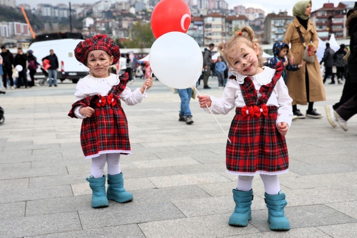 23 Nisan’da çocuklar kırmızı beyaz renklerle sahne aldı
?v=1