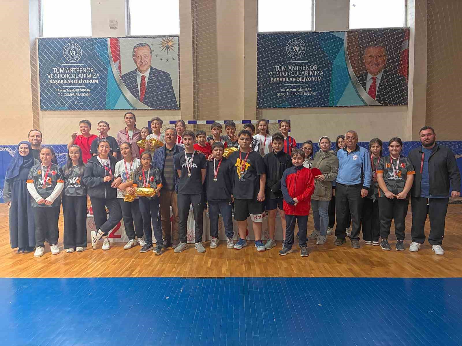 Düzce’de 100 sporcu raket salladı
?v=1